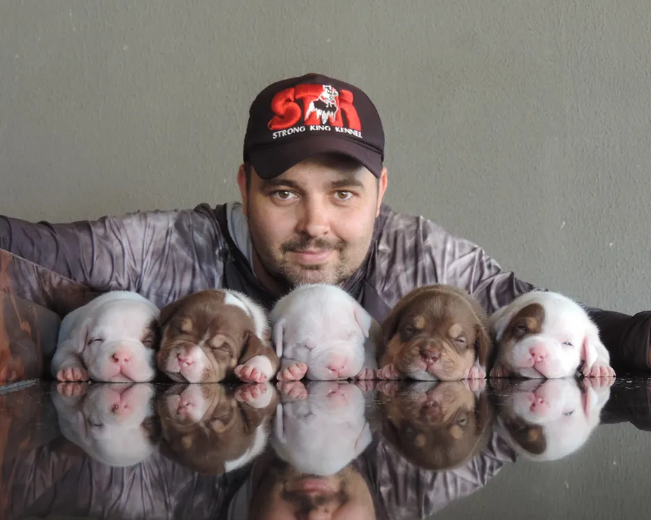 Foto real del productor con sus cachorros